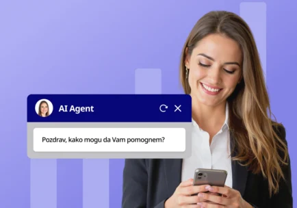 Nasmejana žena komunicira sa AI agentom i AI Chatbotom putem mobilnog telefona.